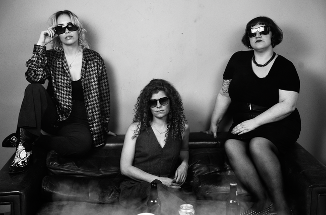 Une photographie noir et blanc de l'équipe de House of Supercool. De gauche à droite: Coralie Daignealt, Fannie Crépin, Dorothée Parent-Roy